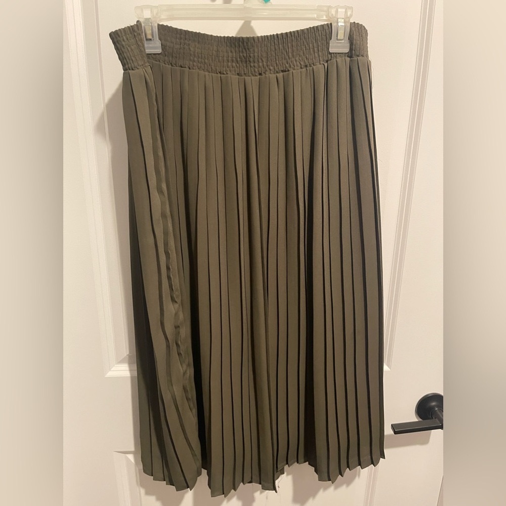 Pleated Army Green Midi Skirt (L)